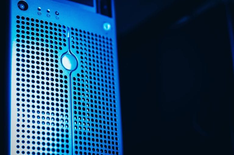 Rack de servidores com iluminação azul em um ambiente seguro de datacenter.