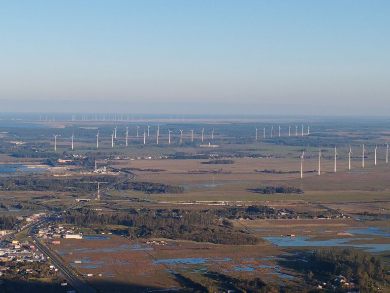Quinto leilão do Eco Invest Brasil homologa R$ 49,95 bilhões para inovação e transição ecológica Vista aérea panorâmica de aerogeradores em Osório, no Rio Grande do Sul, em uma paisagem de geração de energia renovável.