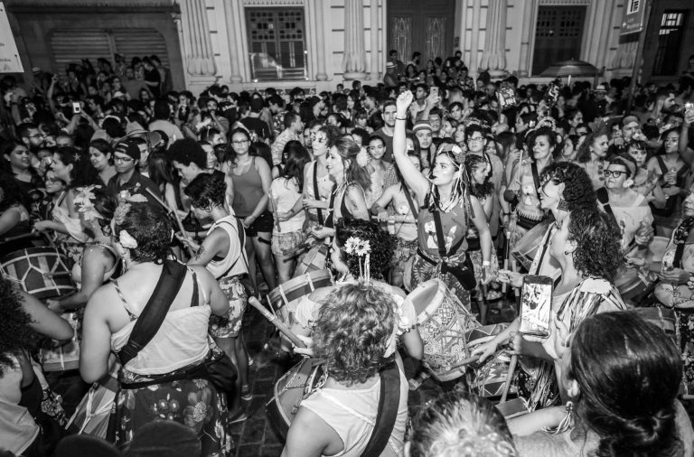Público participa de uma animada festa de rua em João Pessoa, em imagem em preto e branco.